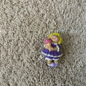 VINTAGE 1984 CABBAGE PATCH FIGURINE GIRL blonde HAIR PURPLE DRESS ICE CREAM CONE